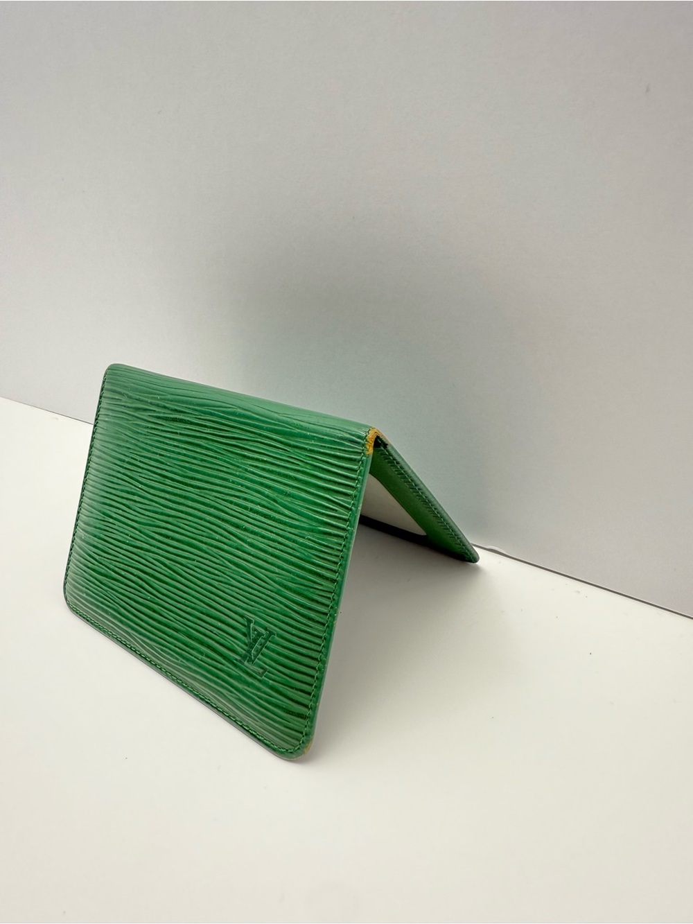 Louis Vuitton Green Epi Leather Bi-Fold Card Holder - Picture 3 of 4